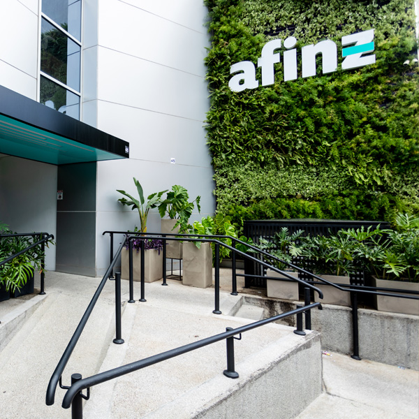 O projeto para a Afinz transformou espaços subutilizados em ambientes funcionais e alinhados à identidade da empresa. Com a adequação dos interiores, criamos áreas abertas e bem planejadas, promovendo bem-estar e aumentando a produtividade da equipe. A renovação também chegou à fachada, trazendo para o exterior a nova fase da empresa. As cores vibrantes da identidade visual agora marcam presença no centro de Sorocaba, fortalecendo o impacto da marca para clientes e colaboradores. 