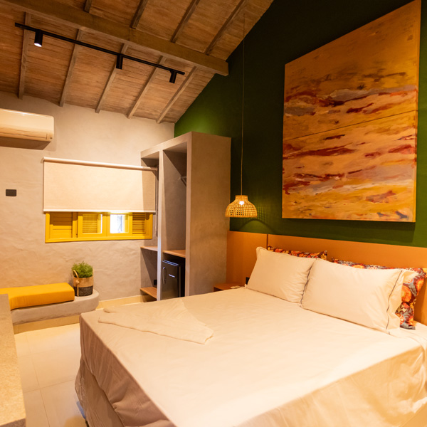 A Pousada Refúgio de Maresias, localizada em Maresias, recebeu nosso trabalho de retrofit em quatro de seus quartos. Para criar uma atmosfera acolhedora, integramos elementos artesanais e naturais, além de uma paleta rica em cores e toques especiais de duas artistas maravilhosas!