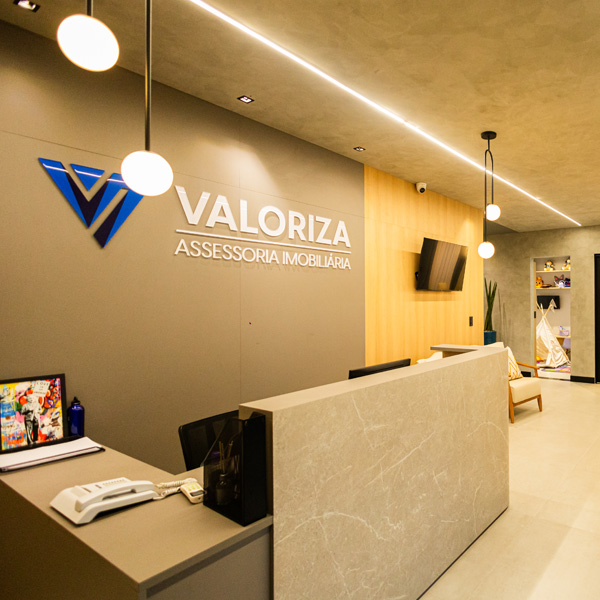 Projeto da Imobiliária Valoriza foi pensado para traduzir sua essência e proporcionar uma experiência acolhedora. Criamos uma área kids para os pequenos, garantindo conforto durante o atendimento aos clientes. Para reforçar a sensação de lar, os ambientes foram planejados com cores e elementos que remetem ao aconchego.
